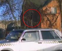 У таксиста стоит знак "уступи дорогу", так что без вариантов рег - прав.