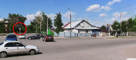 Белая Киа точно стоИт на знак "уступи", а у бусика КАКИЕ-ТО знаки есть, но никто кустов не стрижёт и знаки давно заросли. Минивен всё равно должен был уступить, даже если не видел знаков, но кмк часть вины на дорожных службах.