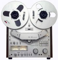 Акай, куплен уже б\у в 88 году, стоит в гараже. года 2 назад включал ради интереса - работает