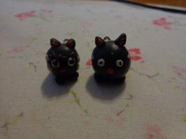 Да ладно вам, отличный петух. Моя тоже лепит, у нее целая коллекция пластилиновых животных.
Это ее самые первые жители МЯО сим города. Ща коллекция у бабушки, она с подругами целый город вылепила.