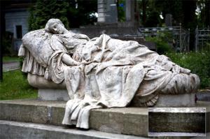 Вот еще одно необычное надгробье. Мифов про него масса ходит.