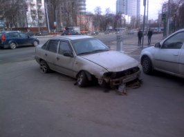 Прошлым летом сфоткал этого деятеля из Татарстана, который видимо решил, что москвичи лoxи и помчал по Русаковской улице по рельсам) Ну яму между рельсами и поймал)