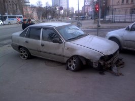 Прошлым летом сфоткал этого деятеля из Татарстана, который видимо решил, что москвичи лoxи и помчал по Русаковской улице по рельсам) Ну яму между рельсами и поймал)