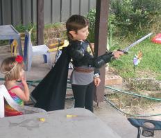 А вот мои старшая и младший
а так-же младший в школе, в виде учёного на сафари
и на Хелуине - темный эльф. Все костюмы делали сами- в процессе изготовления костюма.
Так что главное захотеть %)