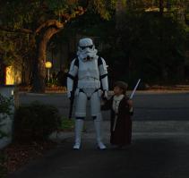 А вот мои старшая и младший
а так-же младший в школе, в виде учёного на сафари
и на Хелуине - темный эльф. Все костюмы делали сами- в процессе изготовления костюма.
Так что главное захотеть %)