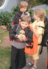 А вот мои старшая и младший
а так-же младший в школе, в виде учёного на сафари
и на Хелуине - темный эльф. Все костюмы делали сами- в процессе изготовления костюма.
Так что главное захотеть %)