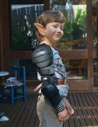 А вот мои старшая и младший
а так-же младший в школе, в виде учёного на сафари
и на Хелуине - темный эльф. Все костюмы делали сами- в процессе изготовления костюма.
Так что главное захотеть %)