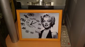 За рукопопие плюсик. Года 3 назад я тоже часы замутил...Но делать их из CD дисков или старых панталонов не стал. Хотел их сделать с фотографией Монро...НО фишку всё-равно какую-то надо...и я запустил их китайский механизм в противоположную сторону...нашёл в сети циферблат, совместил с Монро, распечатал и поставил в рамку с механизмом....всё:) Раньше стояли дома а теперь в гараже мне время показывают.