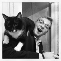 Подобрал на улице, вообще не в своем городе. Уже 5 лет с нами. Ходит в туалет (унитаз). В 5 утра вселяется демон,орет как проклятый, носится, шершит чем-то... короче любим его)