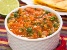 Предложу к сосисочкам соус, пожалуй ;) 500 г помидоров, 150 г лука, небольшой перчик чили, сок половины лайма, 2 зубчика чеснока, кинза, соль, перец, растительное масло. Вот такая вкусняха получается