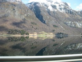 Природа в Норвегии, конечно, очень красивая. Возвращались с рыбалки из Бергена. К сожалению , не было времени остановиться. Пришлось через стекло фотографировать