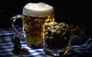 Реклама  KitchenAid ? Не понял смысла подвяливания колбасок. Ну а фисташки в колбасе совсем на любителя. Имхо они хороши только в подсушенном виде с пивком.