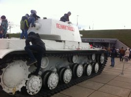 Очень сильно спорно. Немцы начали разработку тяжелого танка еще до войны. И неплохие наработки у них уже были. Но из-за того, что они смогли растоптать очень сильную французскую армию фактически легкими танками - разработка не получала приоритета. Столкновение с КВ просто подстегнуло разработку непробиваемого танка прорыва.