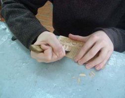 У нас за такой упор резака на себя можно было подзатыльника схлопотать от трудовика. В живот может не воткнётся а в палец можно стамесочку загнать.