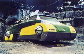 Эм... Да, вспомнил, "Плуто Нэш".
"Бруно-о-о!!!" 
Тачка, которую они угнали. Вход сзади :)