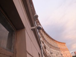 Да, этот фонарь уже много лет мозолит глаза, как и эти корявые провода. 
И как будто мало этого источника света в ночи, недавно прямо над моим балконом, между окон квартиры повесили это... 
Видимо так мне предлагается экономить на освещении комнат ночью.