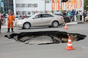 ... да еще и обваливается, как недавно было на пл. Победы))