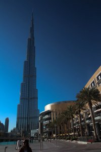 стоит, стоит хотя бы раз посетить это место, именно для этого его и создали. самое время с 17.00 до 18.00 застать и день и ночь, темнеет очень быстро. обзорная площадка примерно чуть выше середины здания, на 3-м фото видно сколько от нее до верха. когда стоишь рядом то здание кажется узким и вытянутым. рядом примыкает Дубай Молл вот это сооружение за день сложно обойти пару раз не заблудившись.