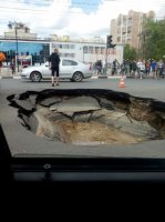 Цука урод он. Кстати эта шваль написала в прокуратуру на карикатуры. Теперь этих пацанов ищут для обьяснений. Мы кстати написали ответное обращение в прокуратуру по поводу обвалившегося асфальта в центре Рязани. Аккурат после дня победы!! Ждем ответа



несмотря на то что центр был парализован полностью несколько дней. виновных нет.... а после на том же месте опять ЧП!!



"В Рязани на площади Победы, на месте, где недавно провалился асфальт, вновь образовалась яма, сообщает сайт УМВД по Рязанской области.

Движение транспорта перекрыто по крайней правой полосе в районе перекрестка Первомайского проспекта и проезда Завражнова в сторону площади Ленина. На данном участке дороги движение регулируется инспекторами ДПС. Других ограничений для личного и общественного транспорта нет.

Как пояснили YA62.ru в пресс-службе администрации Рязани, на этот раз причиной провала стала не авария на тепломагистрали. Асфальт просел после ремонта из-за большой транспортной нагрузки данного участка, а также в связи с ускоренными темпами ремонтных работ. В пресс-службе уточнили, что до конца дня работы должны быть завершены. "