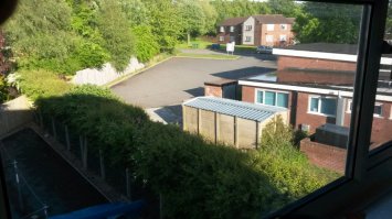 Я живу на третьем этаже трехэтажного дома, виды у меня неинтересные :)
Два окна выходят на улицу, еще два - во внутренний двор.