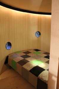 Tham & Videgard Architects. Treehotel
Автор этого дома архитектор Бертил Харстрем. Внутри дом выглядит наподобие кабинки, разделенной на комнаты. А снаружи он так отделан ветками, что напоминает самое настоящее гнездо огромной птицы.