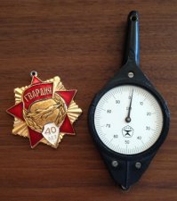 А вот моя игрушка, которой около 20 лет!
И вот еще 2! Это мне дедушка покойный) подарил, когда еще был жив! 
Но такие вещи я передам своим детям, когда будут взрослыми. Это память. 

З.Ы. А старые плюшевые игрушки нужно выбрасывать. Пыль, насекомые и прочие аллергены там скапливаются очень хорошо.