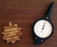 А вот моя игрушка, которой около 20 лет!
И вот еще 2! Это мне дедушка покойный) подарил, когда еще был жив! 
Но такие вещи я передам своим детям, когда будут взрослыми. Это память. 

З.Ы. А старые плюшевые игрушки нужно выбрасывать. Пыль, насекомые и прочие аллергены там скапливаются очень хорошо.