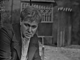 Спасибо, что напомнили!    
Надо было что-нибудь из ранних фото включить, таким его немногие видели ...