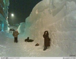 Расскажите им про экстремальные места - Норильск, был там много раз в командировках. В первый раз приехал в шапочке "гандонке", без варежек.  - 56, ветер, с самолета встречала девятка - едешь до города и температура у машины на ходу падает до нуля (я сначала не понял, почему водитель паниковать начал). Встретили, довезли, 150 метров до гостиницы (в квартире) и 100 метров до магазина и обратно = обветренные и обмороженные покрасневшие щеки, губы, руки (на след утро заценил), а утра тоже нет. В доме нет часов, сотовый сел, обещали заехать в 10 утра забрать, поспал - темно, еще поспал - темно, спать уже надоело, походил, вышел на улицу спросить время - темно. Да епппп. (В гостинице телевизора не было). Замотался шарфом по глаза, пошел прогуляться по улице - все закрыто (ну значит еще рано), возвращаюсь и понимаю, что не знаю, из какого дома я вышел (под одним углом стоят 7 5этажек, кто-бы догадался запоминать-то).  А уже опять подмораживает. Еле нашел откуда вышел. Понравились теплые остановки,  не понравилась цена на картофель (овер 200р. за кг., примерно как бананы). Зато в этот и последующий раз нашел прекрасную диету для себя - копченый омуль, муксун, чир, + пара баночек балтики в день. 4-5 дней прожить - само-то. :). Фото не мои, эххх. ну не фотограф я, да и по работе. Но там значительно больше есть чего заснять из экстремального. В реале, очень интересный город с очень хорошими жителями.