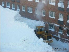 Расскажите им про экстремальные места - Норильск, был там много раз в командировках. В первый раз приехал в шапочке "гандонке", без варежек.  - 56, ветер, с самолета встречала девятка - едешь до города и температура у машины на ходу падает до нуля (я сначала не понял, почему водитель паниковать начал). Встретили, довезли, 150 метров до гостиницы (в квартире) и 100 метров до магазина и обратно = обветренные и обмороженные покрасневшие щеки, губы, руки (на след утро заценил), а утра тоже нет. В доме нет часов, сотовый сел, обещали заехать в 10 утра забрать, поспал - темно, еще поспал - темно, спать уже надоело, походил, вышел на улицу спросить время - темно. Да епппп. (В гостинице телевизора не было). Замотался шарфом по глаза, пошел прогуляться по улице - все закрыто (ну значит еще рано), возвращаюсь и понимаю, что не знаю, из какого дома я вышел (под одним углом стоят 7 5этажек, кто-бы догадался запоминать-то).  А уже опять подмораживает. Еле нашел откуда вышел. Понравились теплые остановки,  не понравилась цена на картофель (овер 200р. за кг., примерно как бананы). Зато в этот и последующий раз нашел прекрасную диету для себя - копченый омуль, муксун, чир, + пара баночек балтики в день. 4-5 дней прожить - само-то. :). Фото не мои, эххх. ну не фотограф я, да и по работе. Но там значительно больше есть чего заснять из экстремального. В реале, очень интересный город с очень хорошими жителями.