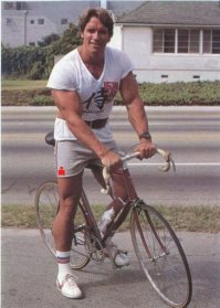 ...не надо из нас стариков делать!!!...вы сейчас молоды и вам не понять , что мы только жить по настоящему начинаем...а это для примера... 	

Узнать в седобородом почтенном господине «великого и могучего Железного Арни» теперь может далеко не каждый.

Картинка достойная времен Второй мировой войны: суровый немец в шлеме, на мотоцикле характерного вида. Ну, быть может не совсем немец, но от этого изображение нисколько не меняется. Но самое главное — этот почтенный гражданин с седой бородой ни кто иной как знаменитый Арнольд Шварценеггер.

Уйдя из большой политики «Железный Арни», отрастил себе бороду и пересел с фешенебельных автомобилей на удобные мотоциклы. Признать его в таком виде способен далеко не каждый. И, похоже, что актера этот факт только забавляет. Зато теперь он, абсолютно беспрепятственно может передвигаться по городу...