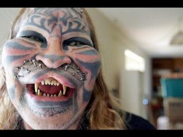 Американец Деннис Авнер много лет потратил чтобы превратиться в кота. Все эти годы он только и занимался тем, чтобы максимально приблизить свою внешность к образу кота.
Авнер нанес себе татуировки в виде тигровых полос по всему телу, начиная с лица, и кончая пальцами ног. Его передние зубы остро заточены, и нарощены клыки.
Чтобы довершить свой образ, Авнер заострил себе уши и отрастил длинные ногти.
Кроме того, выше верхней губы ему вживили металлический стержень с отверстиями, в которые он каждое утро вставляет длинные пластиковые усы, придающие ему еще большее сходство с семейством кошачьих. Деннис Авнер теперь известен как "Кот".