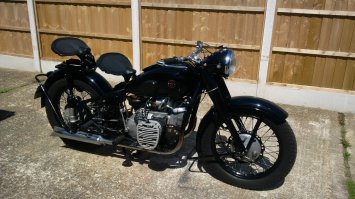 так чтоб сильно популярны - нет, но есть фанаты и даже клубы. вот на продажу в Британии - 4800£, торг..не дорого. любой задрипанный ,побитый жизнью харлей дороже стоит. а тут аж 56-го года и так не дорого. полностью отреставрирован и пробег после капиталки всего 1300 миль.