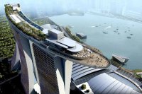 Отель Marina Bay Sands в Сингапуре. Гостиница являет собой три 50-ти этажных башни, связанных между собой единой платформой на которой разместили пляжи, бассейны, прогулочную зону и т.п.