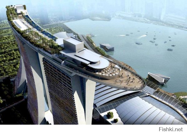 Отель Marina Bay Sands в Сингапуре. Гостиница являет собой три 50-ти этажных башни, связанных между собой единой платформой на которой разместили пляжи, бассейны, прогулочную зону и т.п.