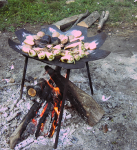 Здесь - неожиданное использование диска от погибшего тракторного культиватора - очень удобно на улице. С собой не повезёшь, тяжёлый, но  в качестве постоянного приспособления - действительно хорош.