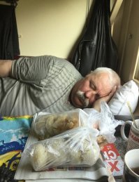 Якубович едет домой после очередных съёмок Поле Чудес.
Устал бежняжка.