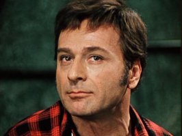 - «Если бы я знал, что ты такой дерьмовый режиссер, я бы у тебя не снимался». 
 -«Если бы я знал, что ты такой дерьмовый артист, я бы тебя не снимал»