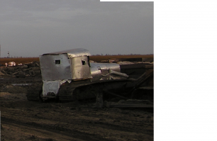 бред !
туда только бабла намыли и все... какая защита кабины водителя ? 
Как бы себя чувствовал водитель кабины -если этот костер бы горел ? 
и  в сплошном огне кто полезет откручивать кран ? 
как выглядит защищенный от температуры трактор ? Заметь у него вся гидравлика тоже закрыта асбестом