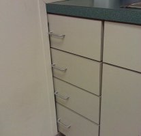 Когда вижу такое, мне всё время интересно одним глазком взглянуть, что происходит в голове у той протоплазмы, которая это сотворила. Но только одним! Обоими боюсь.
Причем невыносимая тупость некоторые строительные специальности поражает тотально. Например, в совке не помню случая, чтобы при покраске стен в каком-нибудь госучреждении эти плоды совокупления гиббона с енотом не закрасили заодно и выключатели с розетками.