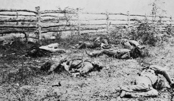 Убитые при Энтитеме (Шарпсберге), Гражданская война в Америке, 1862.
Посетивший поле боя фотограф наснимал убитых южан и устроил выставку, впервые продемонстрировав миру тела погибших солдат. После выставки это, далеко не самое кровопролитное сражение, стали называть Самым Кровавым Днём Войны.