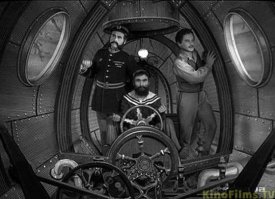 Тряхну стариной:
"Тайна острова Бэк-Кап" - чёрно-белый фантастический художественный фильм 1958 года производства Чехословакии, созданный режиссёром Карелом Земаном. Фильм снят в жанре паропанк по мотивам произведений Жюля Верна, в частности романа «Флаг родины», созданного писателем в 1896 году. Режиссёр Карел Земан совмещает жанр кинематографа со стоп-моушен анимацией, создавая специфический ретро-эффект. 
Актеры - реальные, а вот все вокруг - рисованное.