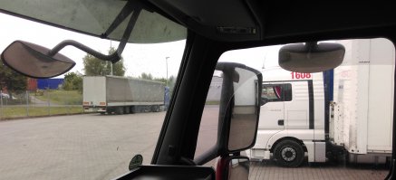 есть тут водители, специально для одного оленя местного свои зеркала сфотал ...