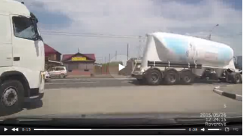 Всем фуроводам и сочувствующим, которые тут раскудахтались "рег. мудак". Смотрим картинку. Там метра 4, не то, что вдоль, поперек можно машину поставить, поворотники у фуры не горят. Рег успел выехать ПЕРЕД фурой, после чего тот его догоняет и цепляет. Не надо тут скулить про "слепые зоны" и прочую чушь. Просто данный фуровод решил, что он бог, и смотреть по сторонам ему необязательно.