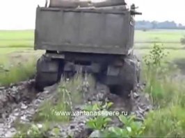 Не первый раз поднимается подобный вопрос на фишках. Почитав комментарии, я так понимаю водителей грузовиков здесь нет, и судя по всему, большая часть знатоков, которые здесь отписываются не имеют водительских прав. Для тех кто сомневается в моей компетенции, кратко опишу. Сам водитель, 10 лет стажа, в собственности 4-ёх осный самосвал импортного производства грузоподъемностью 30 тонн, с массой самого грузовика 17 тонн (Суммарно 47 тонн веса на 8 точек торможения, это приблизительно 40 легковых седанов и 160 точек торможения) Грузовик имеет 3 дополнительных зеркала. Сам фурой не разу не управлял, ездил с прицепом, что по мне так это даже сложнее. Но всегда поражаюсь умению некоторых водителей загнать полуприцеп в щель, в которую он по определению не должен не уместиться. Теперь по порядку. Для тех кто орет про дополнительные зеркала. На фото выше грузовик Скания, и у него ЕСТЬ дополнительное зеркало. Оно установлено выше основного. А теперь, знатоки скажите мне, будет видно ли в него так называемую мертвую зону? И я не думаю что вы умнее производителей одного из лидера грузовиков в Европе. А тогда зачем же они нужны, не так ли))Все эти зеркала как правило сферичной формы и в диаметре от силы 15 см, а от глаз водителя в 2,5 метрах. Доходит немного, что вы увидите в планшет на таком расстоянии, да еще успей и среагировать. Кто нибудь помнит из советской жизни комнаты кривых зеркал, и как они могут искажать (приближать-отдалять) изображение. Да, в них видать, не сильно мертвую зону, и то при движении 20-30 км/ч. Я вижу в свое зеркало такую картинку: бесформенная цветная растянутая масса чего то справа ПОЗАДИ, или цветную точку резко увеличивающуюся да размеров машины по мере приближения к кабине, и огромные задние колеса своего грузовика. Это зеркало призвано мне помочь при движение назад, чтобы я видел общую картину и не наехал колесами на что нибудь, да них все таки 10 метров, у фур все 20. По этому у Скании оно стоит сверху. Про остальные зеркала которые висят на двери сверху и на лобовом стекле. Вы думаете они нужны для того чтобы я следил за водятлами справа??? Нет они нужны для маневрирования, чтобы водитель видел где проходит его правая крайняя точка (обычно бампер). Поэтому по поводу ваших советов про боковые зеркала для так называемой мертвой зоны, не знаете - не советуйте. Мне особенно понравился коммент ниже про камеры и парктроник , вот это даааааа. Это каким....человеком большого ума надо быть чтобы такое посоветовать. Ты мне скажи, как ты это себе представляешь на практике. Поставить монитор дюймов так так на 20-30 чтобы сидеть и смотреть что там справа )). Ты хоть раз сдавал назад на машине с камерой заднего вида, особенно если экран камеры установлен в зеркале заднего вида, обычно размером со спичечный коробок. По мне так по зеркалам удобней. А парктроник, это ппц товарищи, куда мне его установить???  В переднее колесо, просверлить резину, натыкать датчиков, проводочки вывести, мне ведь нужно чтобы он реагировал на того кто там в районе колеса, так ведь.  Хорошо можно на раму, ааааа точно, там ведь бензобак. Не чего!!!! Просверлим и его, главное чтобы не зацепить водятла. Ну тогда остается сзади. Ну, ну дерзай...
