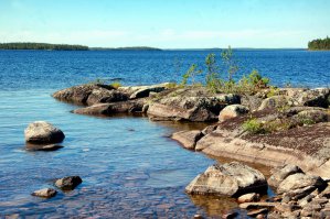 От мошек - брызгалка ( например: Гардекс), сосульки отламываются сами:) А если серьёзно , то для меня с начала июля до начала сентября, ну и надо помнить, что Карелия -большая и архив погодки смотреть.:)