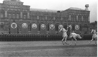 да, лощадки пригодились ... даже на параде Победы