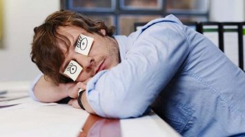 Есть контора А, в которой днём работает толпа народу, а ночью сидит только один дежурный. Дежурному надо сидеть, смотреть в моник и не спать, чтобы не прощёлкать что-то важное и аварийное. Для контроля работы дежурного и с прочими целями под потолком висит IP-камера, направленная как раз на дежурного анфас. Страдающий бессонницей и рубящийся в «танки» до утра координатор проекта иногда заглядывает в камеру ночами и выписывает люлей дрыхнущим в карауле бойцам.

Один хитрый дежурный спуфингом нахватал данных с камеры и узнал, что картинка с неё идёт довольно некачественная и неразборчивая. Дежурный носил очки. Решение пришло сразу: распечатать два изображения открытых глаз, закрепить на лице под очками, отрегулировать кресло, чтобы выглядеть задумчиво пырящимся в монитор, — вуаля, можно спать за деньги! Если погасить свет, например, вообще не отличить от нормальных глаз.

Той же ночью, часа в четыре утра, координатор в очередной раз нагибает всех в «танки» и собирается ложиться спать. Перед сном заглядывает в камеру и давится чаем: посреди тьмы, освещённый лишь несколькими включёнными мониторами, дежурный лежит в кресле, вытянувшись в неестественной позе: с опущенной на плечо головой, открытым ртом, скрещёнными перед собой руками и вытаращенными глазами смотрит куда-то чуть левее и выше камеры. В глазах его читаются ужас и отчаяние (насколько это видно на мыльной картинке с IP-камеры), а через встроенный микрофон слышны какие-то чудовищные мучительные хрипящие звуки, похожие на сильно затруднённое дыхание.

Координатор дрожащими руками нашаривает на столе гарнитуру, открывает скайп, три раза промахивается мышкой мимо вызова, но всё же звонит на пост дежурному, параллельно не сводя глаз с картинки видеонаблюдения.

А на картинке дежурный, резко дёрнувшись от звонка скайпа и перестав храпеть, задирает очки на лоб и вырывает себе глаза.

Координатор после признался, что смог заснуть только после того, как скушал 0,3 коньяка. Из горла, потому что руки тряслись и в рюмку не лилось.