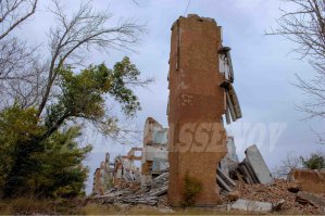 Явно что-то проспал, написав:
  "Вот это меня по-настоящему шокировало - детские площадки, разбросанные по городку. Ничего не сломано"