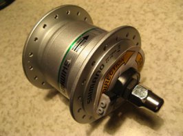 Современные генераторы на велосипедах находятся в корпусе передней втулки, они меньше влияют на накат велосипеда. Устанавливаются редко - дорогие и тяжёлые. Фары и фонари работают в основном от батарей.